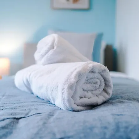 Modern 3 Bedroom - Driveway Parking For 2 Vehicles, Close To Centre Feriehus