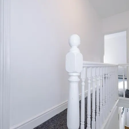 Stylish 3 Bedroom - Free Parking, Smart Tv, Sleeps 8 מנצ'סטר