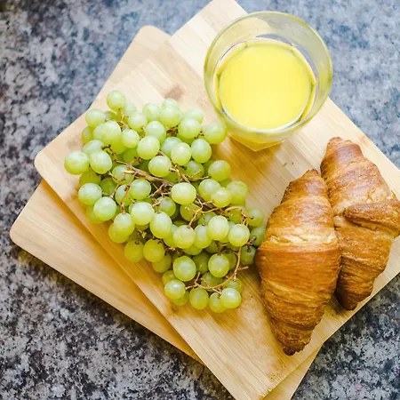 Modern 3 Bedroom - Driveway Parking For 2 Vehicles, Close To Centre Feriehus