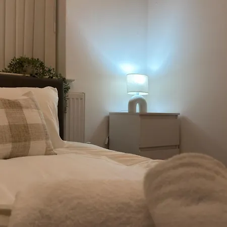 Home-from-home Near Etihad, Garden & Free Parking