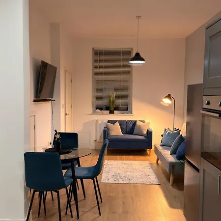 Nyaraló Near Etihad, Free Parking, Workplace & Garden *