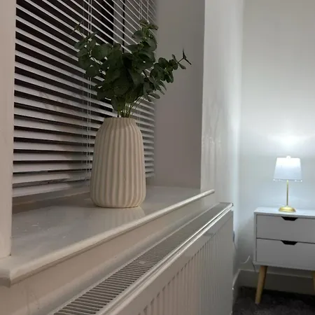 Nyaraló Near Etihad, Free Parking, Workplace & Garden