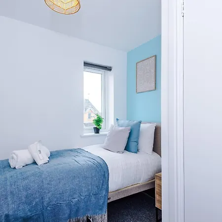 Modern 3 Bedroom - Driveway Parking For 2 Vehicles, Close To Centre