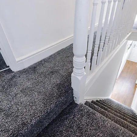 בית נופש Stylish 3 Bedroom - Free Parking, Smart Tv, Sleeps 8 מנצ'סטר