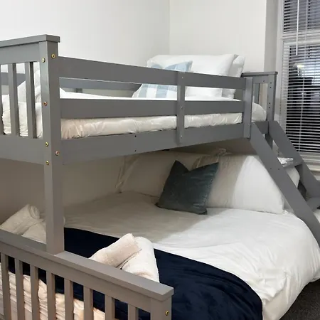 Home-from-home Near Etihad, Garden & Free Parking Holiday home