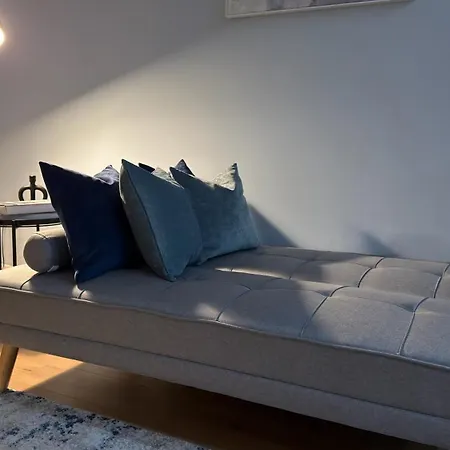 Home Near Etihad, Free Parking, Workplace & Garden 度假居 *