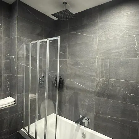 Home Near Etihad, Free Parking, Workplace & Garden