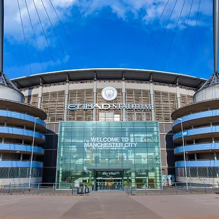 Home Near Etihad, Free Parking, Workplace & Garden *