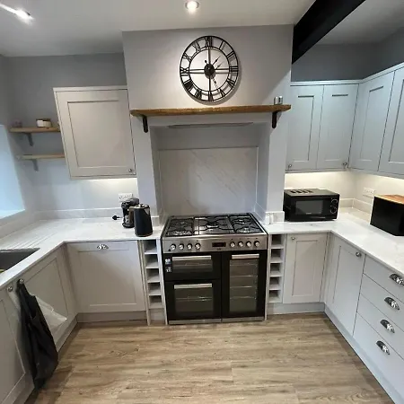 4-bed Family Or Group In Glossop Manchester