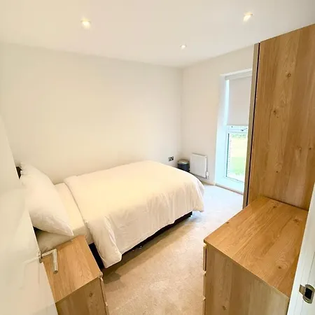With Free Parking, Close To Media Apartment *