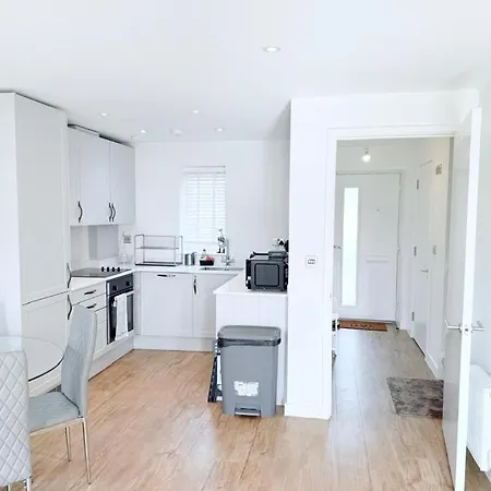 Apartment With Free Parking, Close To Media *