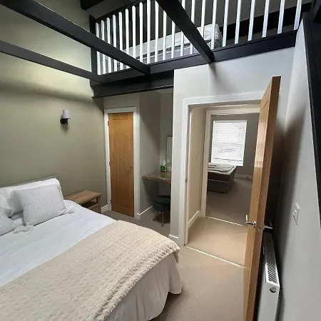 4-bed Family Or Group In Glossop *