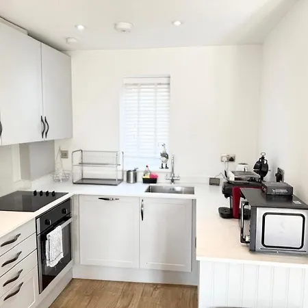 With Free Parking, Close To Media * Manchester