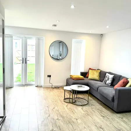 With Free Parking, Close To Media * Manchester