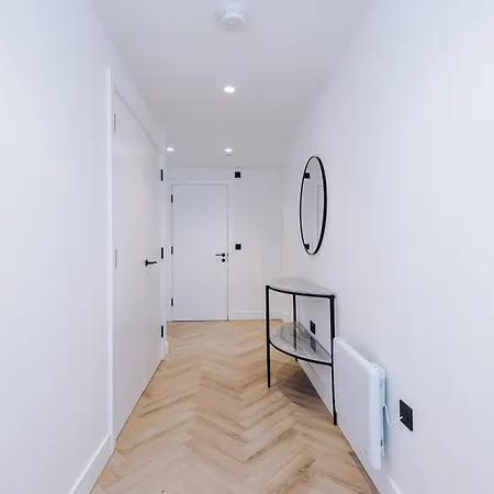 Stylish 2 Bed 2 Bath In Apartment