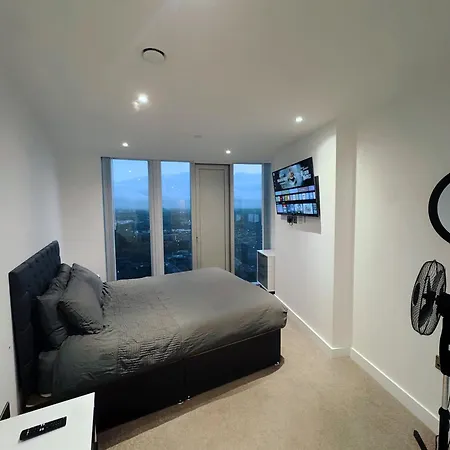 Modern 2 Bed Penthouse With Stunning Views In Center *