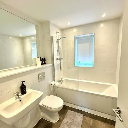 With Free Parking, Close To Media アパート *