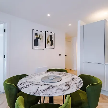 Stylish 2 Bed 2 Bath In