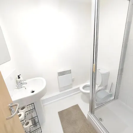 New 2 Bedroom Flat Close To Center Camp Street Apartment *