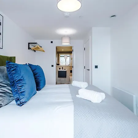 Stylish 2 Bed 2 Bath In Apartment Manchester