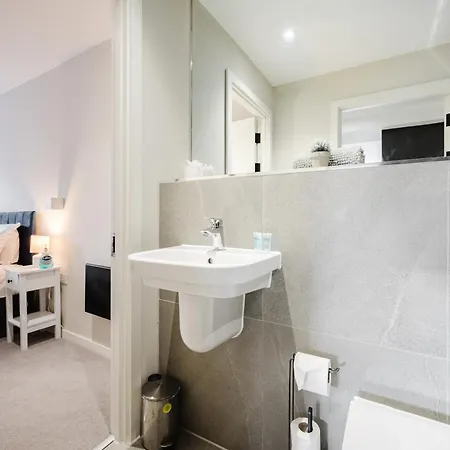 2 Bed Modern Flat, Castlefield, Citycentre, Parking, Self-checkin, Sleeps 4, Balcony, Wifi, Views *