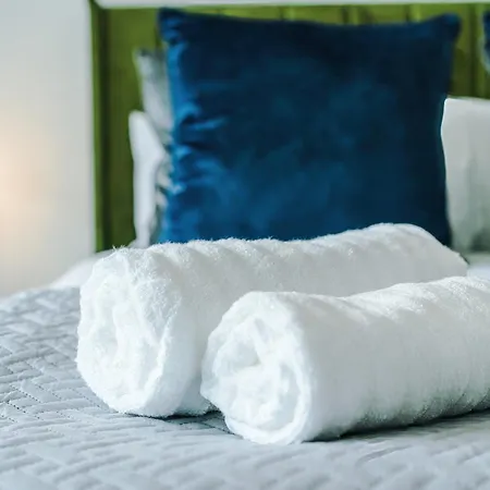 Stylish 2 Bed 2 Bath In Apartment *