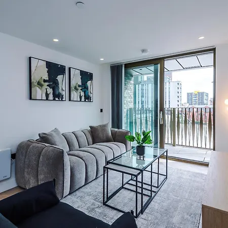 Stylish 2 Bed 2 Bath In מנצ'סטר