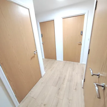 Modern 2 Bedroom Flat Close To Center Camp Street 아파트 *