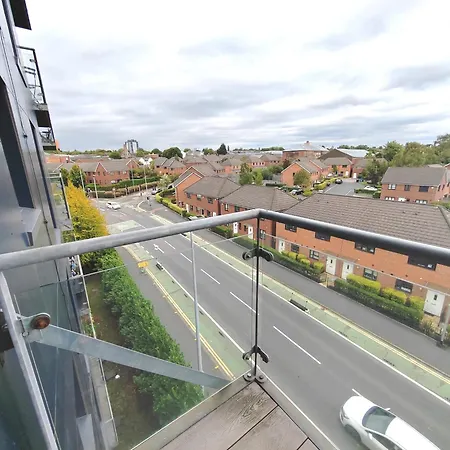 Modern 2 Bedroom Flat Close To Center Camp Street