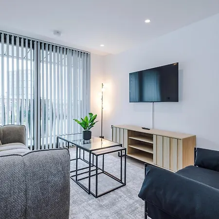 Stylish 2 Bed 2 Bath In Apartment