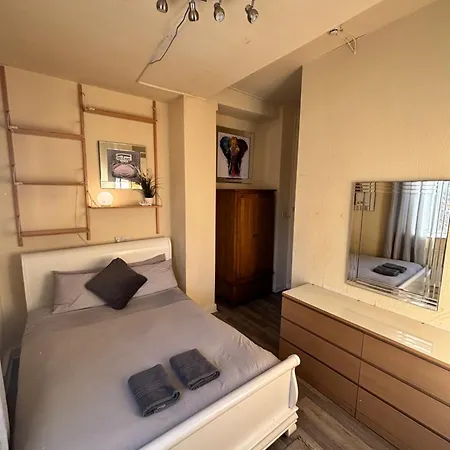 בית הארחה Hendham House - Near Etihad Stadium, Coop Live Arena, Ao Arena, Piccadilly Train Station & Centre