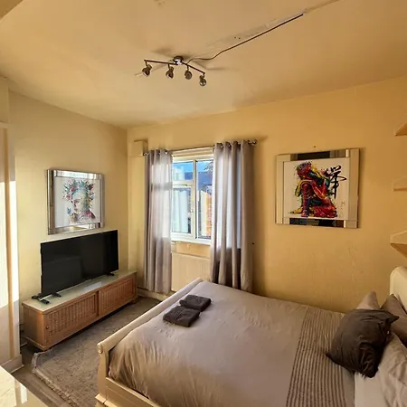 בית הארחה Hendham House - Near Etihad Stadium, Coop Live Arena, Ao Arena, Piccadilly Train Station & Centre מנצ'סטר