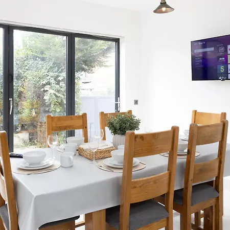 Modern 4 Bedroom Victorian Private Detached Close To *