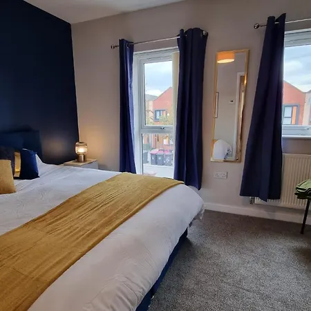 Stylish 2-bedroom In Salford - 5 Guests Feriehus *