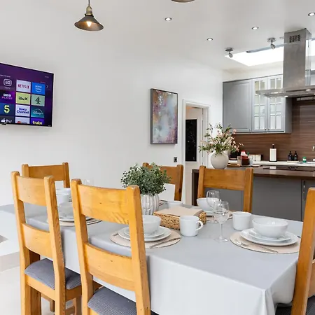 Modern 4 Bedroom Victorian Private Detached Close To Manchester