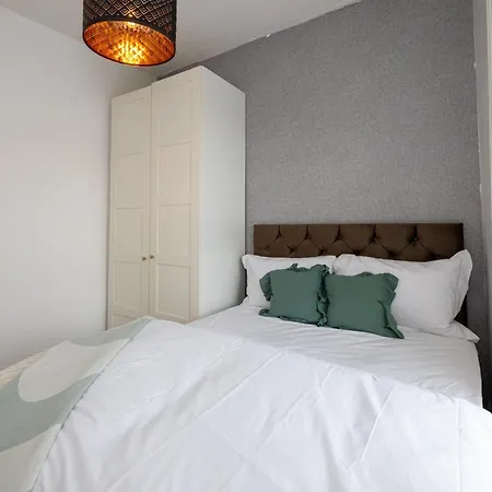 Modern 4 Bedroom Victorian Private Detached Close To マンチェスター