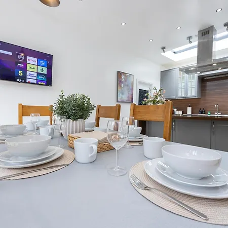 Modern 4 Bedroom Victorian Private Detached Close To Manchester