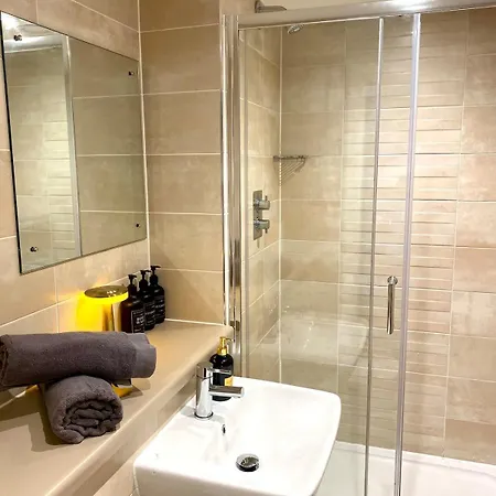 Lägenhet Lux Stylish 2 Bed High Rise With Parking And Balcony