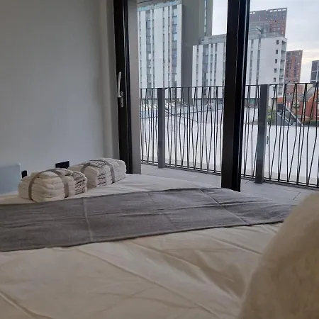 Luxury 2 Bed Apartment, With A Balcony & Canal View In Centre!