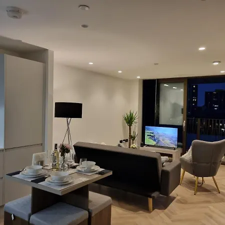 Apartment Luxury 2 Bed Apartment, With A Balcony & Canal View In Centre! *