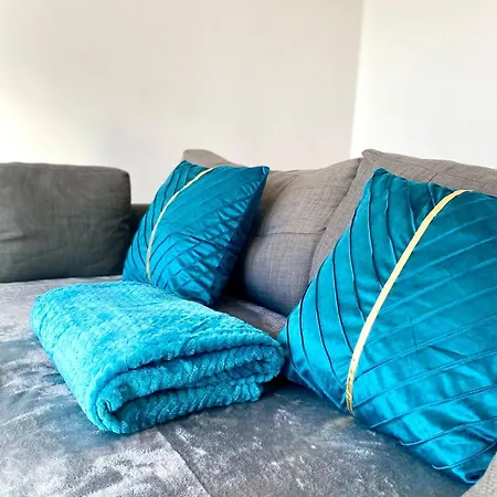 Lux Stylish 2 Bed High Rise With Parking And Balcony Apartment *