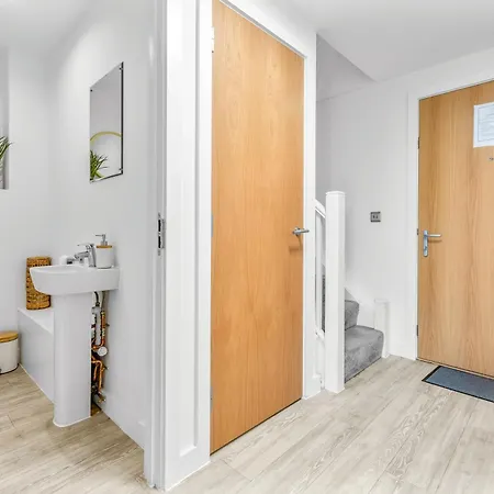 Apartment Modern 2br Urban Nest In Salford, For 4