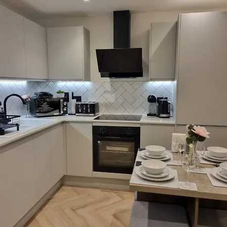 Luxury 2 Bed Apartment, With A Balcony & Canal View In Centre! Apartment