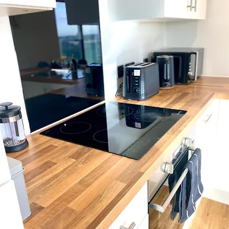 Lux Stylish 2 Bed High Rise With Parking And Balcony