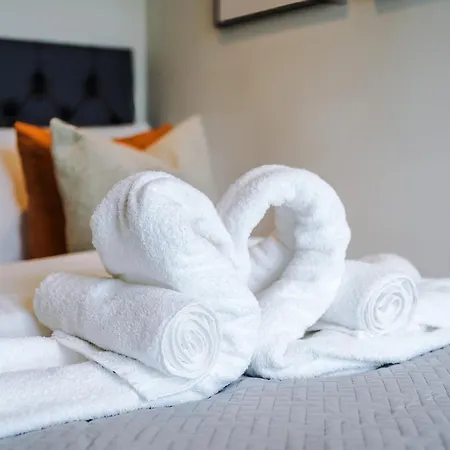 Modern 2br Parking Great Location & Amenities דירה