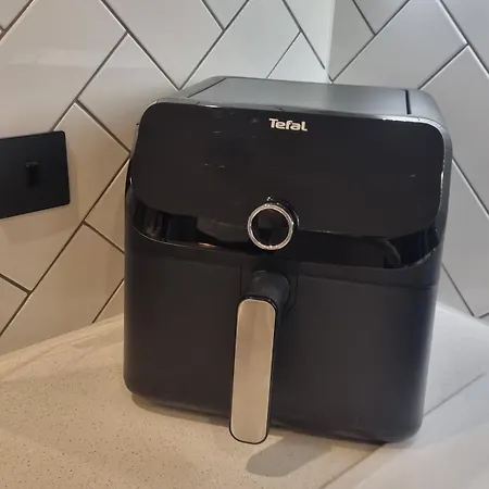 Luxury 2 Bed Apartment, With A Balcony & Canal View In Centre! Manchester