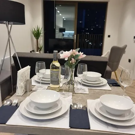 Luxury 2 Bed Apartment, With A Balcony & Canal View In Centre!