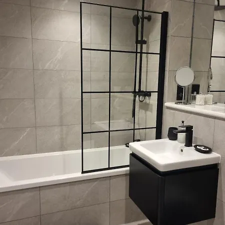 Luxury 2 Bed Apartment, With A Balcony & Canal View In Centre! Apartment *