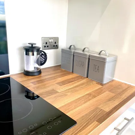 Lux Stylish 2 Bed High Rise With Parking And Balcony *