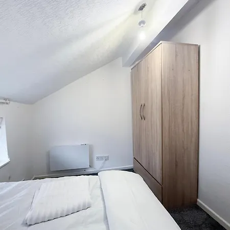 Modern 3-bedroom Near Centre Apartment *